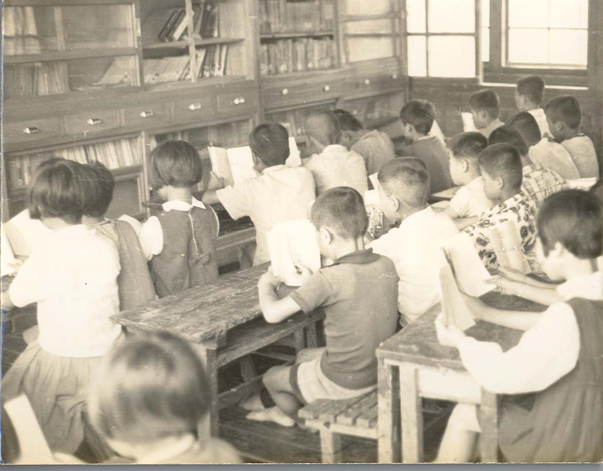 1971년 독서를 하고있는 학생들 이미지1