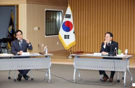 ▣ 인구감소지역 단체장들, 대선 후보에 정책 건의서 전달 이미지
