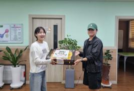 괴산군지역사회보장협의체, ‘온마을 밥상 꾸러미’로 청소년이용시설 아동에 제철 복숭아 전달 이미지