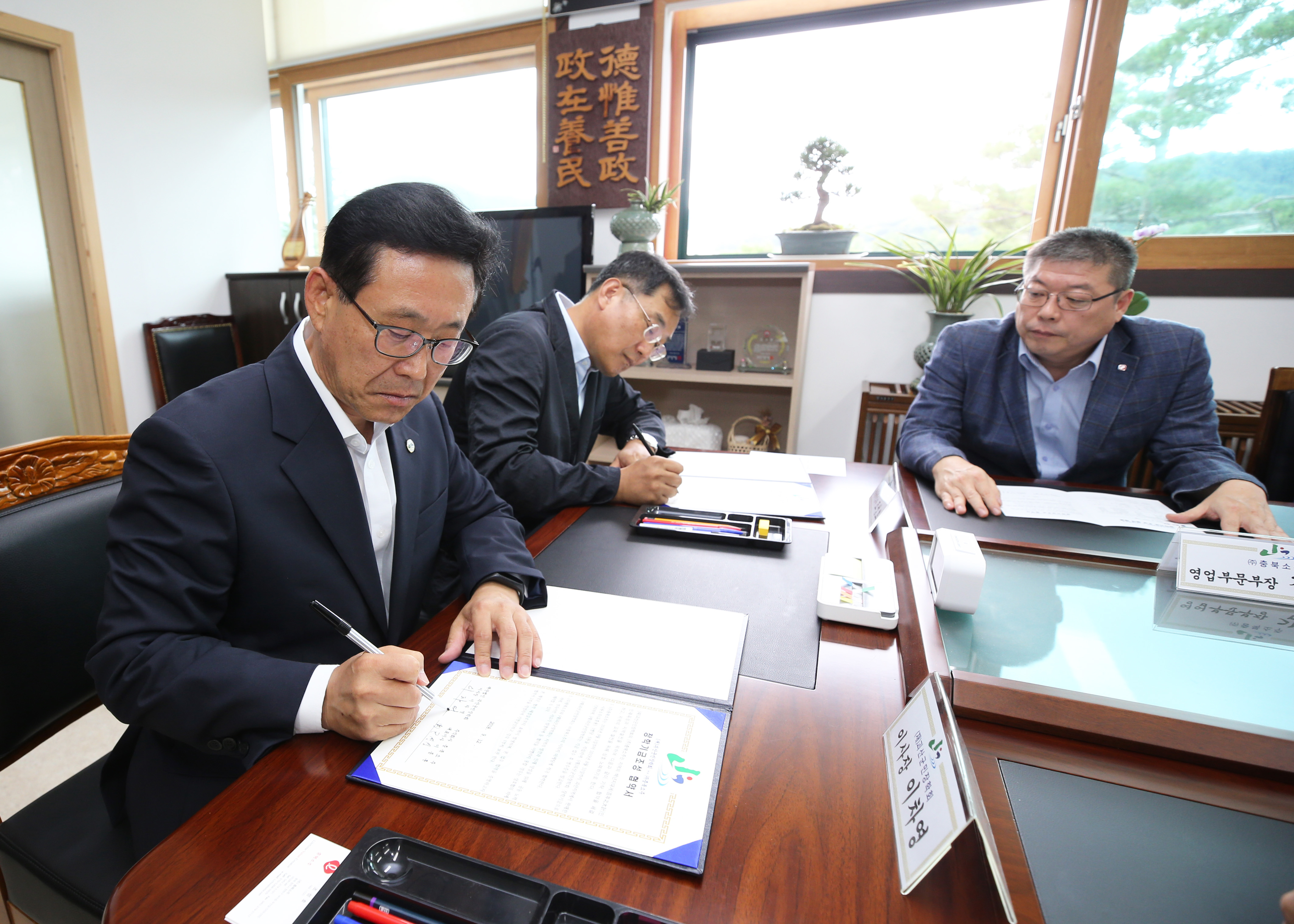 충북소주 장학금 조성 협약식 사진 이미지3