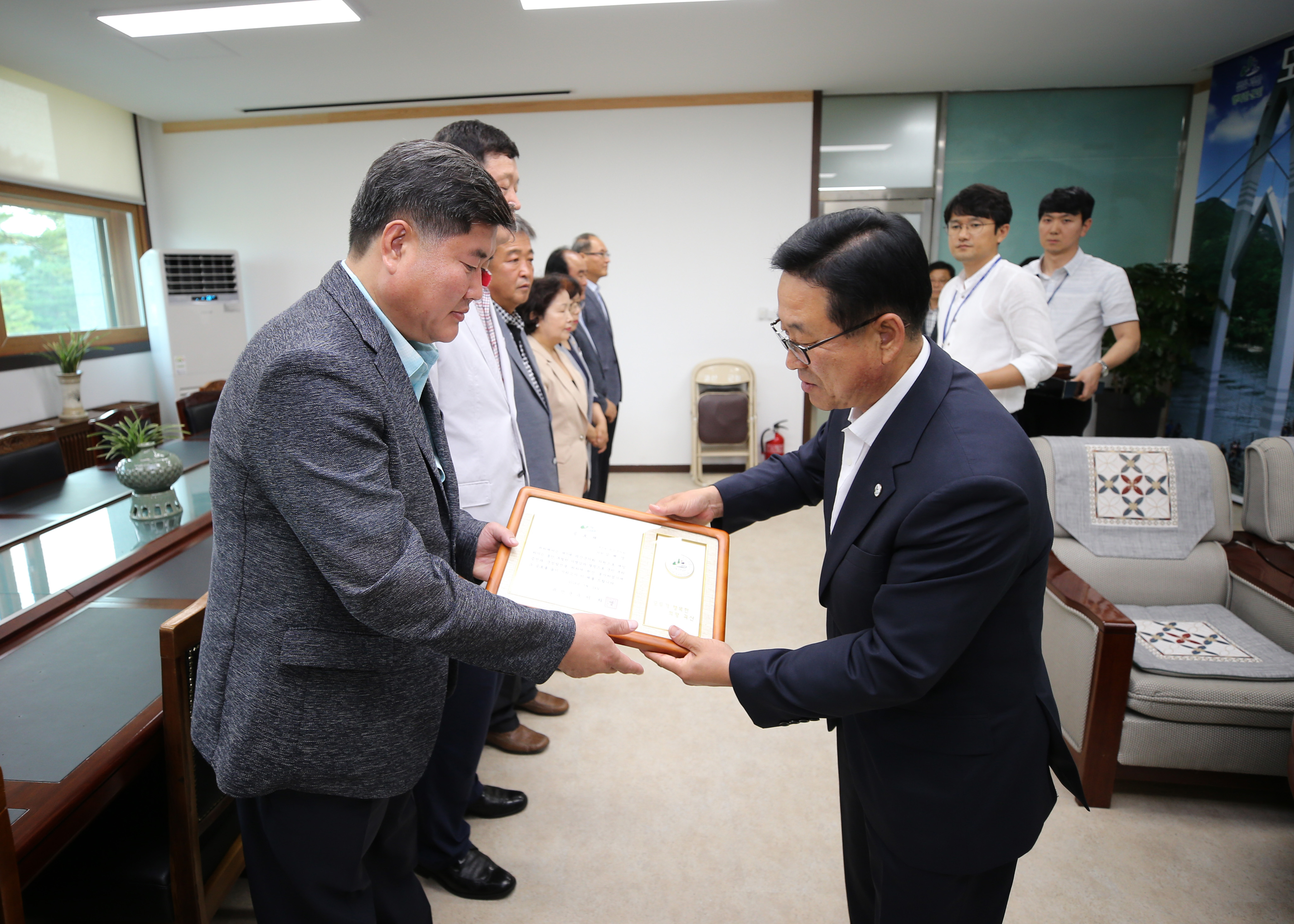 제7대 괴산군의원 공로패 전달식 사진 이미지2