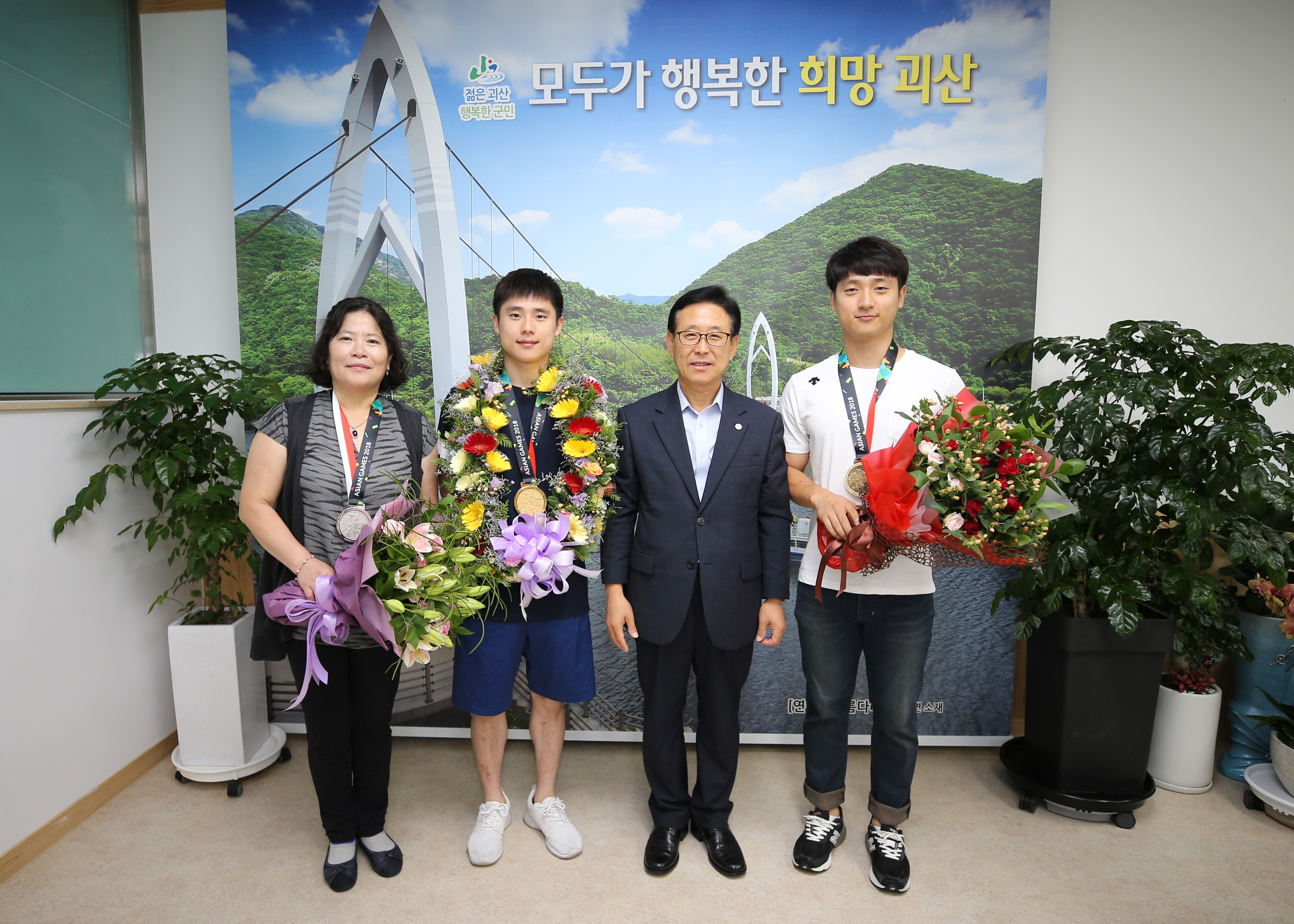 아시안게임 금메달을 딴 김한솔((남자체조 마루종목) 괴산군청 방문 사진 이미지7