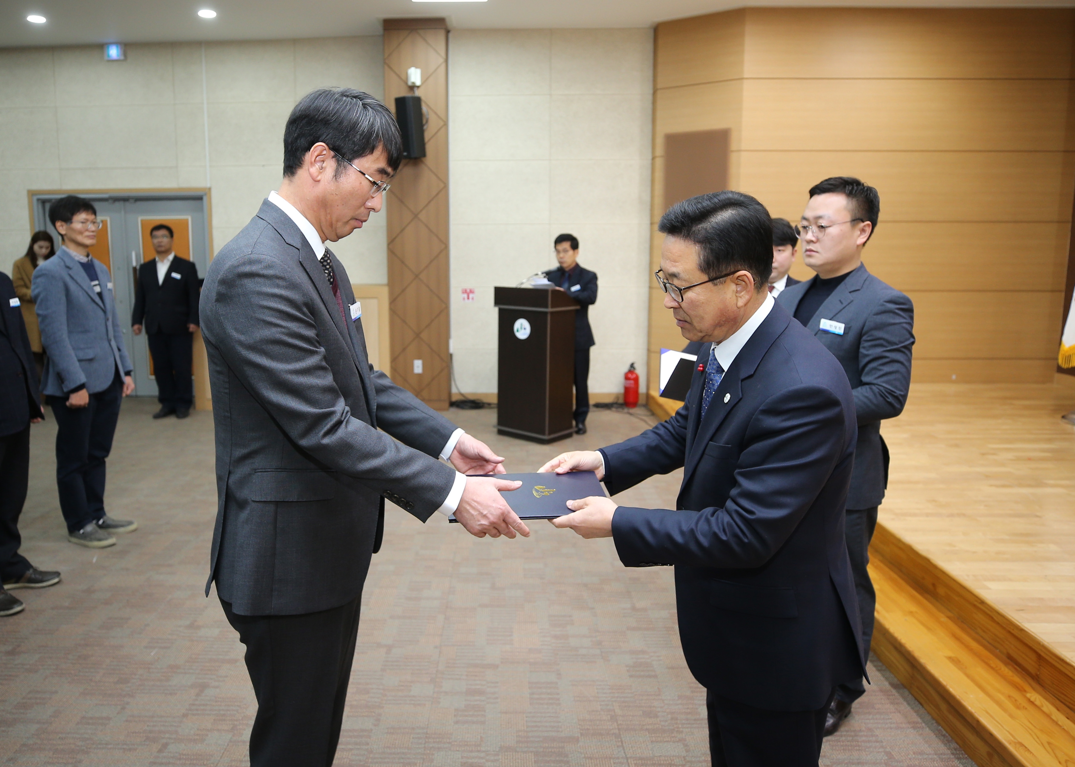 임용장 수여식 사진 이미지3