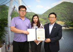 미혼자 국제결혼지원금 전달식 사진
