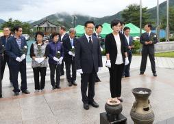 충혼탑 참배