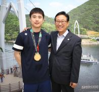 아시안게임 금메달을 딴 김한솔((남자체조 마루종목) 괴산군청 방문 사진