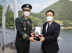 괴산군·괴산군의회, 육군 제2작전사령관에게 감사패 받아 이미지
