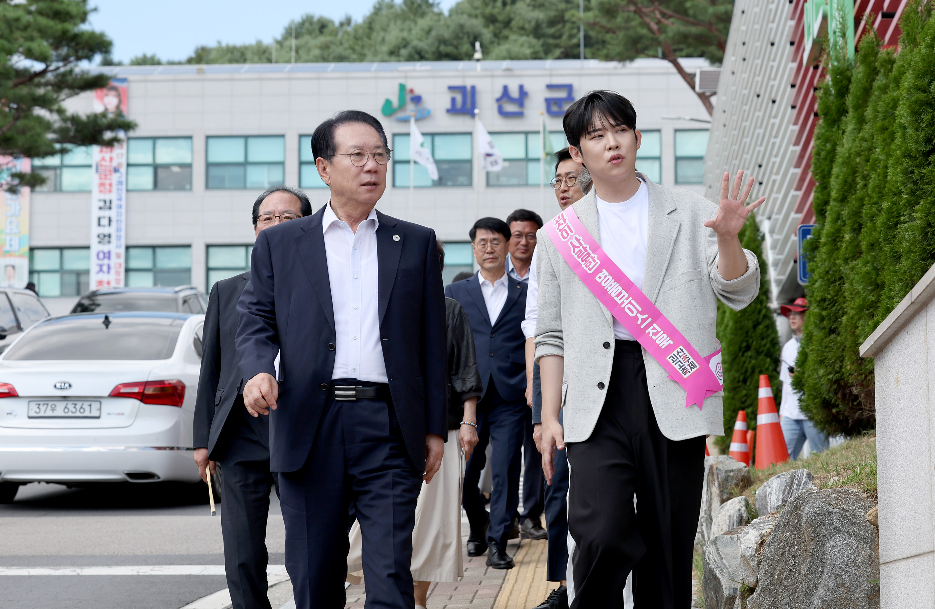 2025년 고추축제2일차_고추판매장 격려(홍보대사 진욱 동행 9.5) 이미지1