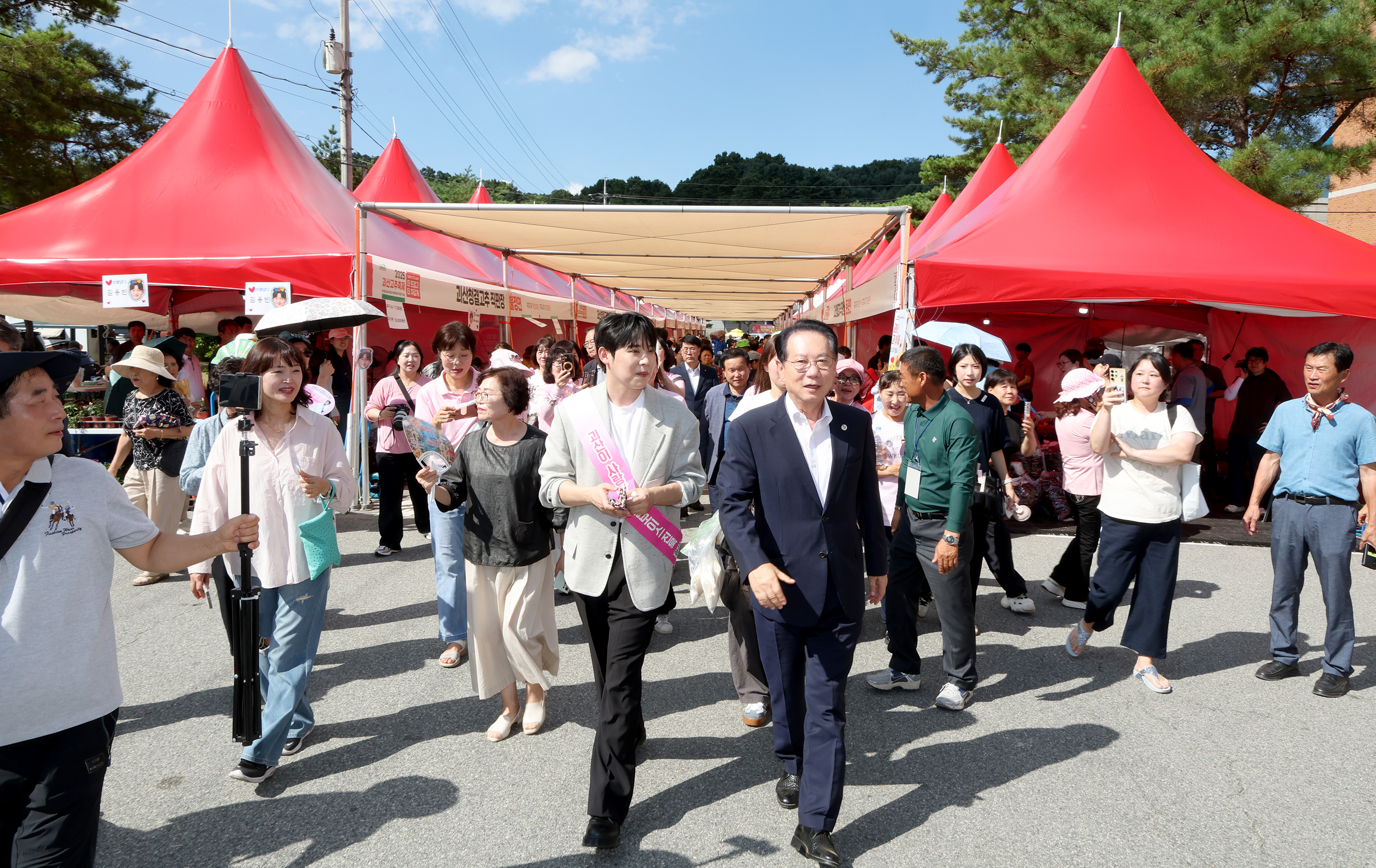 2025년 고추축제2일차_고추판매장 격려(홍보대사 진욱 동행 9.5) 이미지9