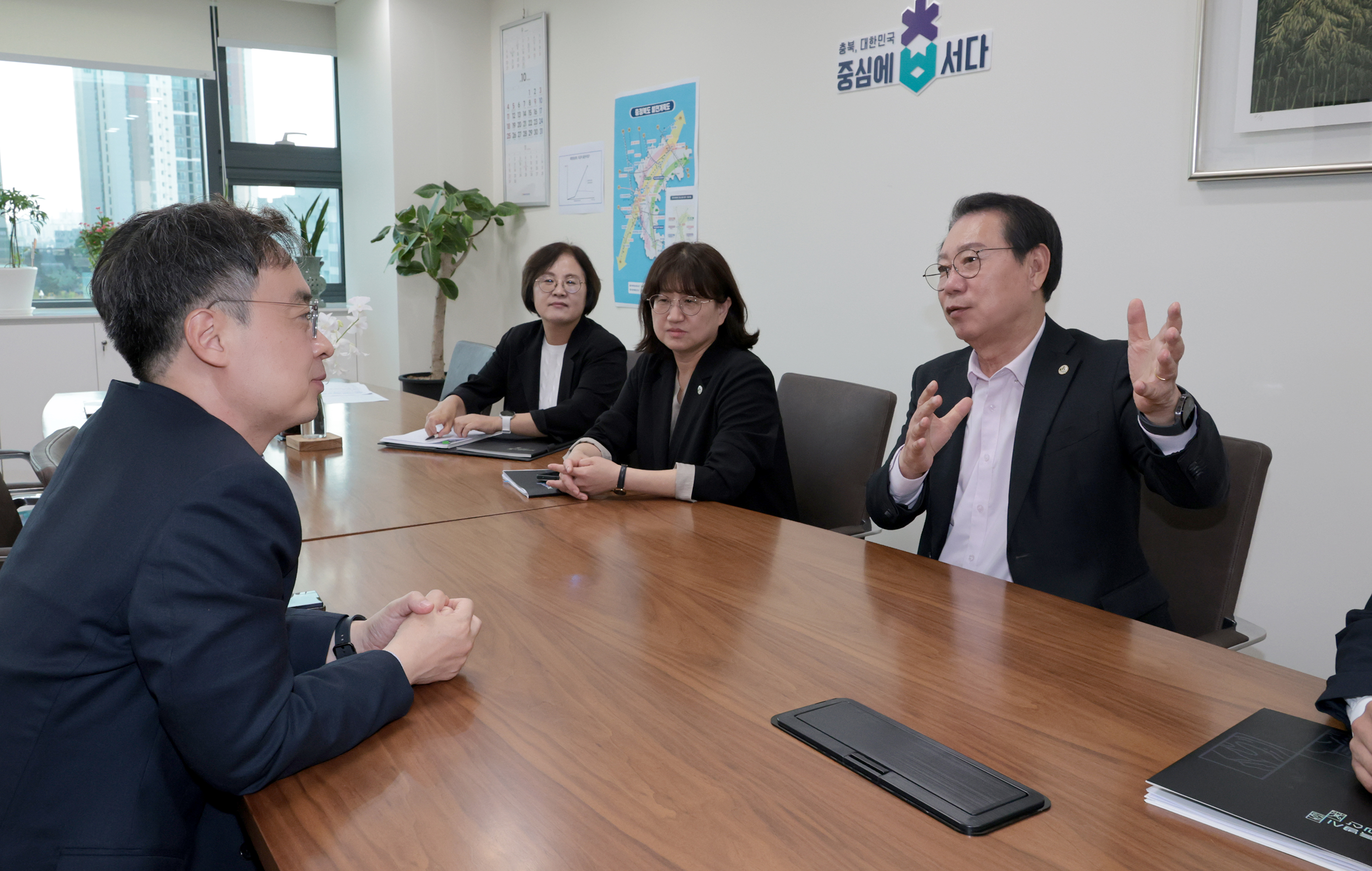 충북도청 방문(신용한 충북지사,이복원 경제부지사)(2026.10.13) 이미지8