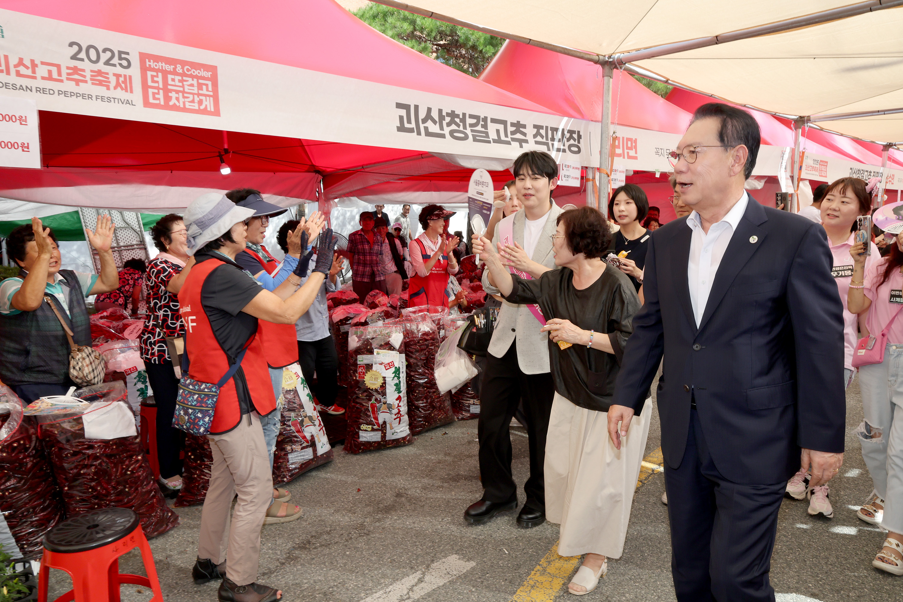 2025년 고추축제2일차_고추판매장 격려(홍보대사 진욱 동행 9.5) 이미지10
