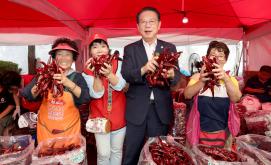 2025년 고추축제 1일차_고추 판매장 격려(9.4)
