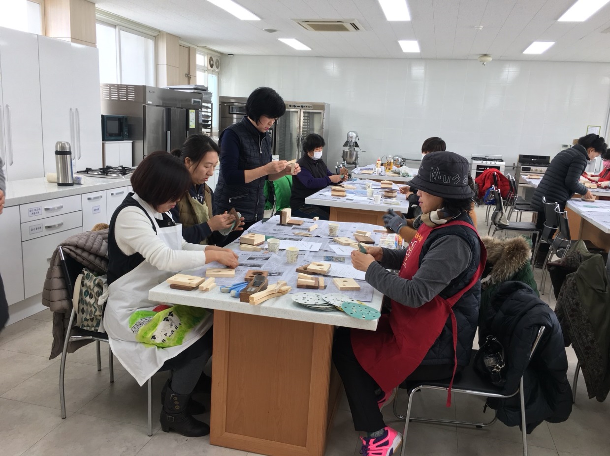 농촌여성 생활과학기술 교육(원목소품 만들기) 이미지4